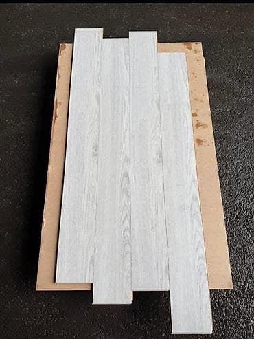 Ağ-boz ağac fakturalı döşəmə panelləri - Material: laminat tipli