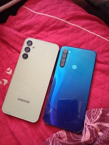 panel radiator: İki smartfon bir yerdə: 1) Samsung (yaşıl rəng) - Arxa tərəfdə 3 — 3
