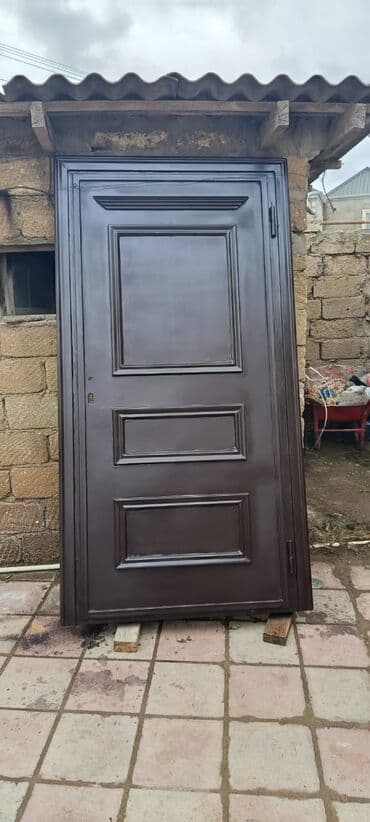 Metall giriş qapısı - Material: qalın metal təbəqədən hazırlanmış