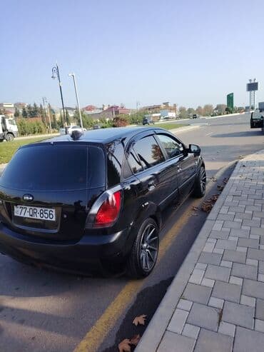 diskilər: Kia Rio – qara rəng, hetçbek kuzov. Xarici:yoxdı - Qara rəngli kuzov — 6