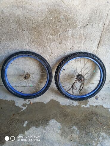 26 lıq disk: Mavi rəngli jantlara və qara təkərlərə malik iki ədəd velosiped — 1