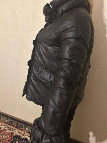 Qadın qış gödəkçəsi - Rəng: qara orginaldi.200-manata alınıb