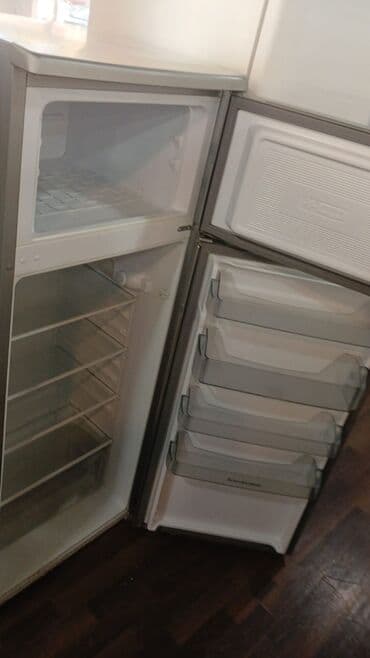 Mikrodalğalı sobalar: İki qapılı soyuducu - Rəng: gümüşü gövdə, açıq krem tutacaqlar - Üst — 2