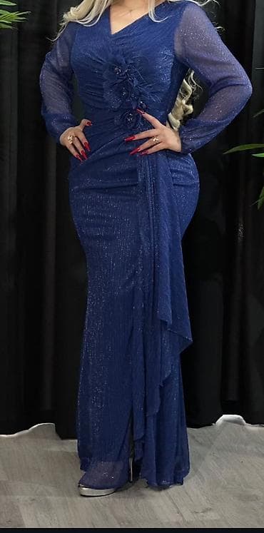 Zərif gecə/libas – koyu mavi rəngdə, parıltılı fakturalı uzun don. -