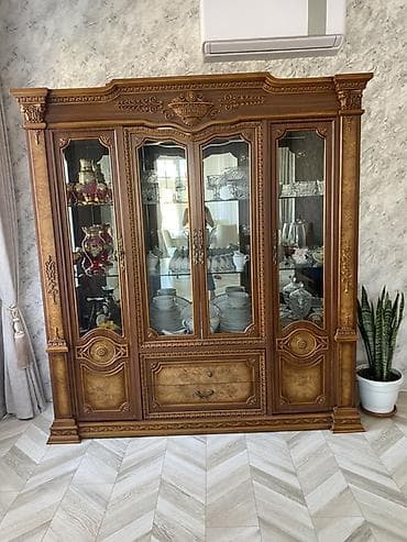 tekstil: Klassik üslubda vitrin-bufet - Material: təbii ağac (masiv) üzərində — 1