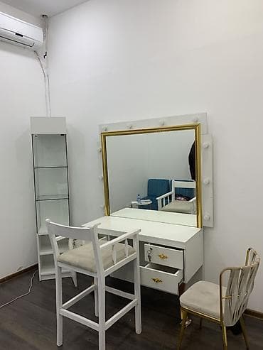 magaza vitrin: Vizaj masası və vitrin dəsti - Geniş iş səthi olan ağ vizaj masası - — 9