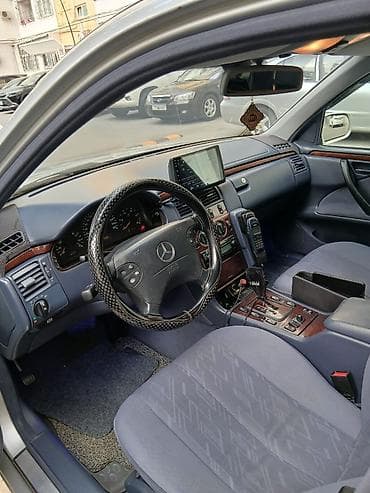 mercedes e280: Mercedes-Benz E‑Class W210 sedan - Kuzov: sedan, gümüşü rəng - — 4