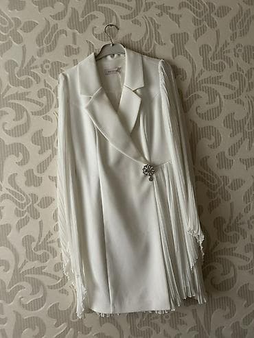 toy sekilleri: 140 azn alınıb 70 azn satıllr Ağ rəngdə zərif paltar-kostyum — 1