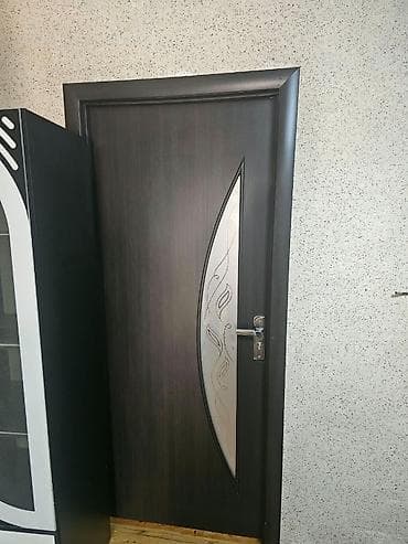 Qapı – daxili (otaq) qapısı - Rəng: tünd qəhvəyi/venge - Material