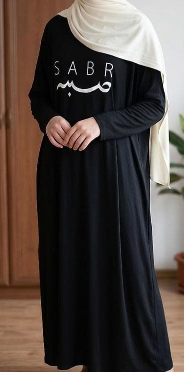 eco silim: Qara rəngli, uzun və sərbəst kəsimli təbii örtülü geyim. Ön hissədə — 1