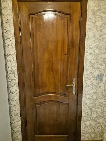 qapi pencere plastik: 3 qapı birlikdə 150 manat,1-i 50 manatdır.Ağac qapılar dəsti - — 1