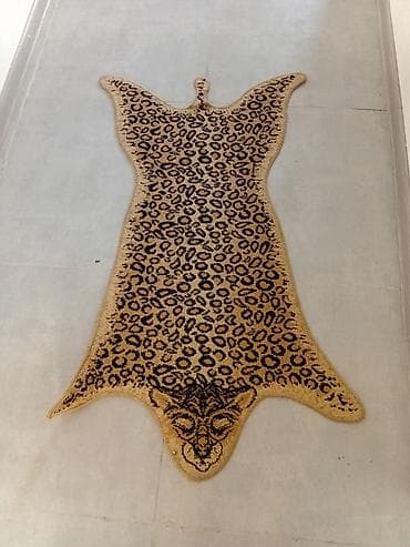 Döşəmə: Leopard naxışlı xalça/rug - Dizayn: Heyvan dərisi formasında, leopard — 1