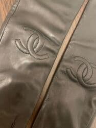 Eynəklər: Başlıq: Temiz Deri qara əlcək, Chanel brendi, 48 sm uzunluq Təsvir: - — 2