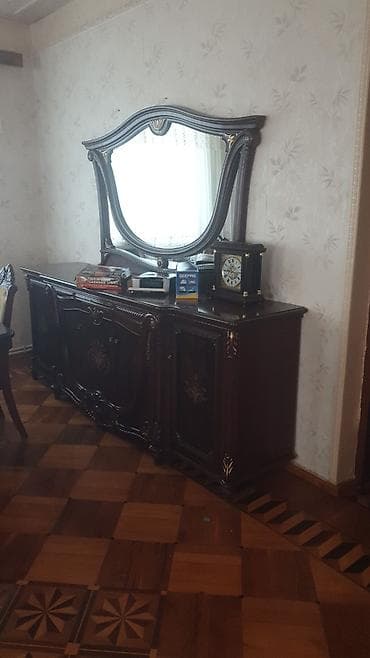 Klassik üslubda qonaq otağı mebel dəsti - Vitrin şkaf: 3 qapılı