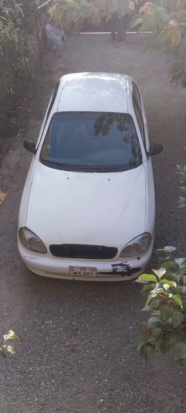 niva 4 qapi: Ağ rəngli 4 qapılı sedan - Korpus: kompakt sedan kuzovu, ağ rəng — 10