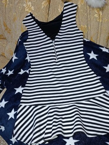 Qara-ağ zolaqlı qadın paltarı - Dizin üstü uzunluqda, qolsuz model -