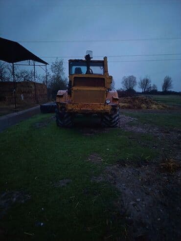 yer qazan traktor: Sarı rəngli iri ölçülü Kirovets tipli 4x4 təkərli traktor/artsı — 4