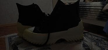 Qara rəngli yüksək boğaz idman ayaqqabısı işlənilib. az geynilib. -