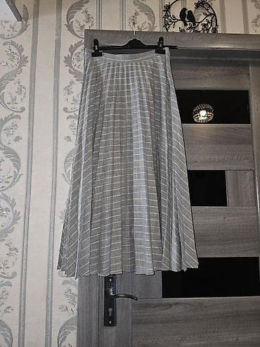 günəş ətək: Qadın ətəyi – pliseli, orta uzunluq - Rəng: boz tonlarda xətli (nazik — 1