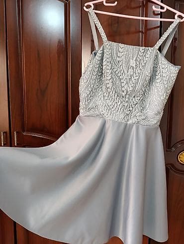 nisa kremi: Gümüşü rəngdə, zərif qısa ziyafət/libas. - Model: A-kesim, dizə yaxın — 2