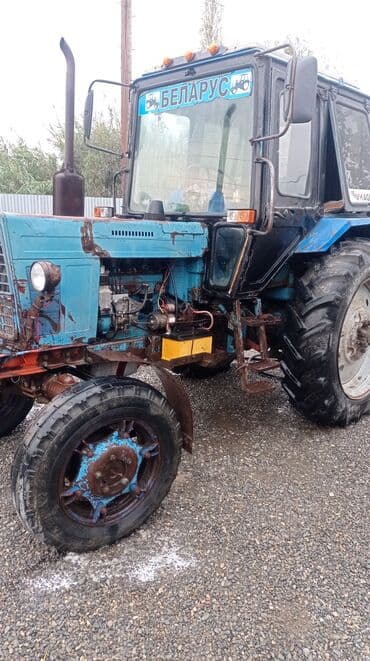təkər traktor: Belarus MTZ tipli traktor - Korpus: kabinəli, mavi-qara rəng sxemi — 1