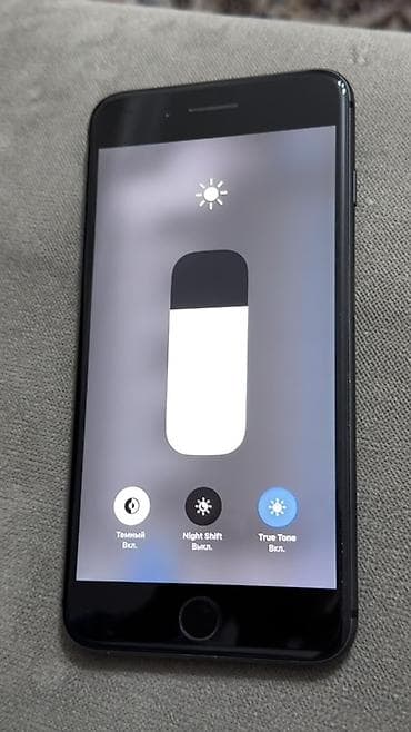 canon 80 d: IPhone 8 Plus, Qara, Barmaq izi — 2