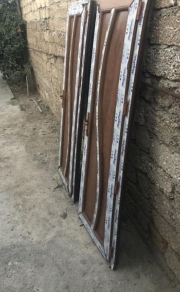 plasmas qapi: - Rəng/ton: Tünd qoz-qəhvəyi - Dizayn: Ortadan keçən S formalı — 4