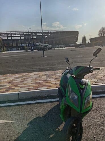 mercedes yan guzguler: Yaşıl-qara rəngli “efir” markalı skuter. Xüsusiyyətlər: - Şəhər içi — 6