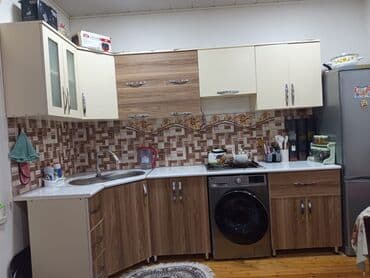 en son model metbex mebelleri: Mətbəx mebeli dəsti - Üst və alt dolablar: açıq krem və ağac — 2