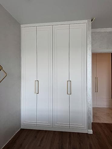 Klassik üslubda quraşdırılan 4 qapılı gardırob - Rəng: qar kimi ağ