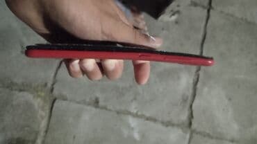 купить бу кондиционер в баку: Ekranı sınmış vəziyyətdə olan qara rəngli smartfon. Cihazın ekranında — 4