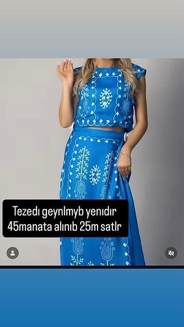 Mavi rəngli iki hissəli dəst – qolsuz qısa top və uzun ətək. Parlaq — 1