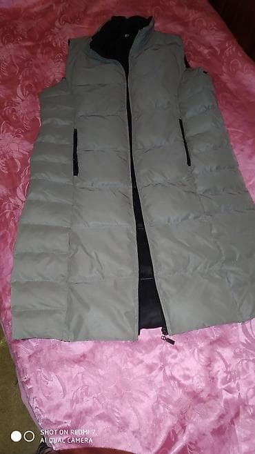 Жилеты, безрукавки: Qadınlar üçün uzun şişmə jilet - Rəng: boz (iç hissə qara) - Model — 1