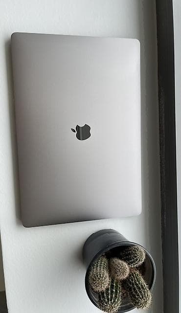kabel şunur: MacBook Pro 16" i9, 16 GB RAM, 1 TB - Ekran: 16 düym Retina, 3072 × — 9