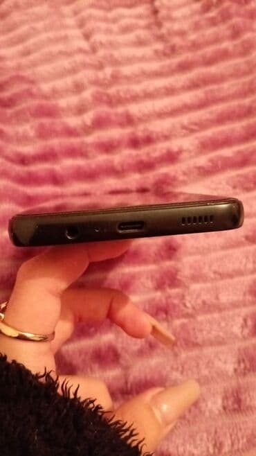 Smartfon – qara rəng Xüsusiyyətlər: - Ekran: ön tərəfdə damla tipli