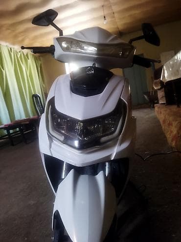 en ucuz mopedler: Ağ rəngli şəhər skuter .Qiyməti razılaşma yolu ilə. Şəhərdaxili — 2