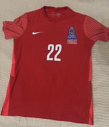 Azərbaycan milli komandasına aid futbol forması. Forma qırmızı — 1