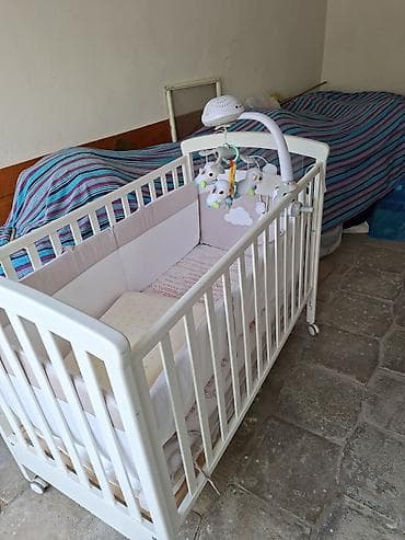 Beşiklər: Oğlan və qız üçün, İşlənmiş, Dördbucaq, Beşik, Dəst ilə, Matras ilə, Yellənmə mexanizmsiz — 4