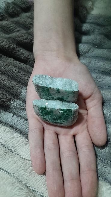 Məhsul: Yaşıl daxilolmalarla kvars (iki parça) Təsvir: - Təbii kvars — 1