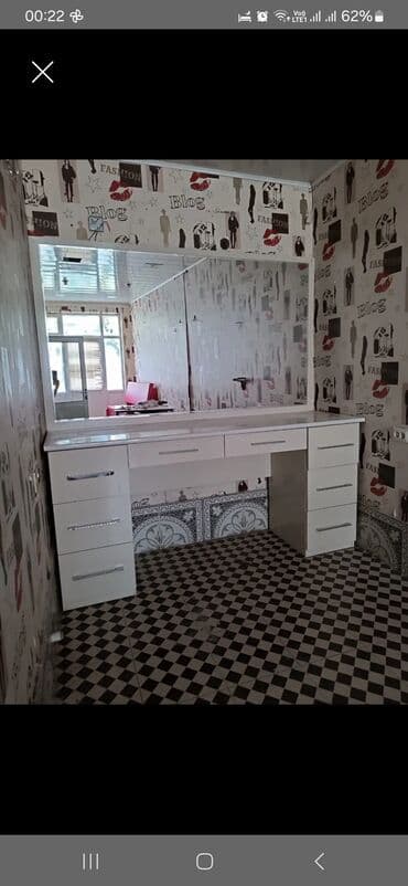 Salon güzgüsü Çox gözəl bəyaz rəngdə güzgüdür 8 çəkməcəsi var geniş lalafo.az -da Salon güzgüsü Çox gözəl bəyaz rəngdə güzgüdür 8 çəkməcəsi var geniş