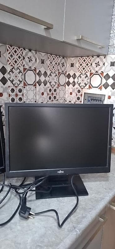 Kompüter ehtiyyat hissələri: HP və Fujitsu monitorları – 18.5” LCD Paketdə 2 ədəd monitor: - HP — 3