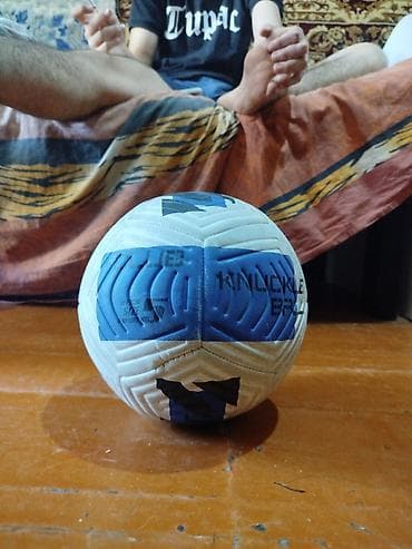 Toplar: Futbol topu – “Knuckle Era” dizaynı - Rəng: ağ əsas fonda mavi və — 2
