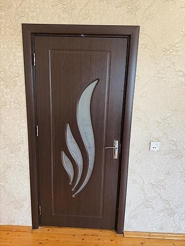 - Qapı: Daxili otaq qapısı, tünd qəhvəyi rəngdə, taxta teksturalı