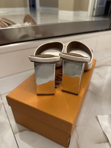 Домашние тапочки: Ağ rəngli qadın mule sandaleti - Model: açıq burunlu, kvadrat formalı — 3