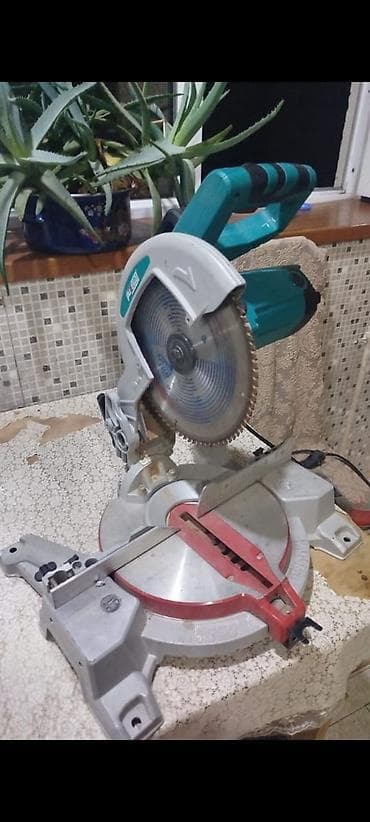 Künc kəsən mişar (mitre saw) - Elektrikli stolüstü kəsici, künc və