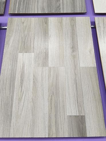 taxda odun: Açıq-boz palıd teksturalı laminat döşəmə paneli - Material: laminat — 1