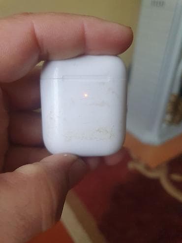 Məhsul: Apple AirPods (1-ci/2-ci nəsil dizaynı) – şarj qutusu və iki