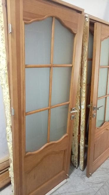 Siyirmə qapılar: Taxta otaq qapıları – şüşəli və şüşəsiz modellər. İşlənmişdir — 2