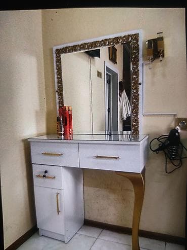 барные стулья: Ağ rəngli makiyaj/saç ustası masası və böyük güzgü dəsti - Klassik — 1