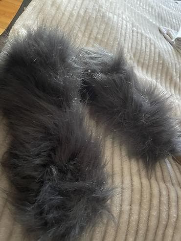 dəst geyimler: Qara süni kürk yaxalıq/şərf - Material: yumşaq, tüklü süni kürk - — 1